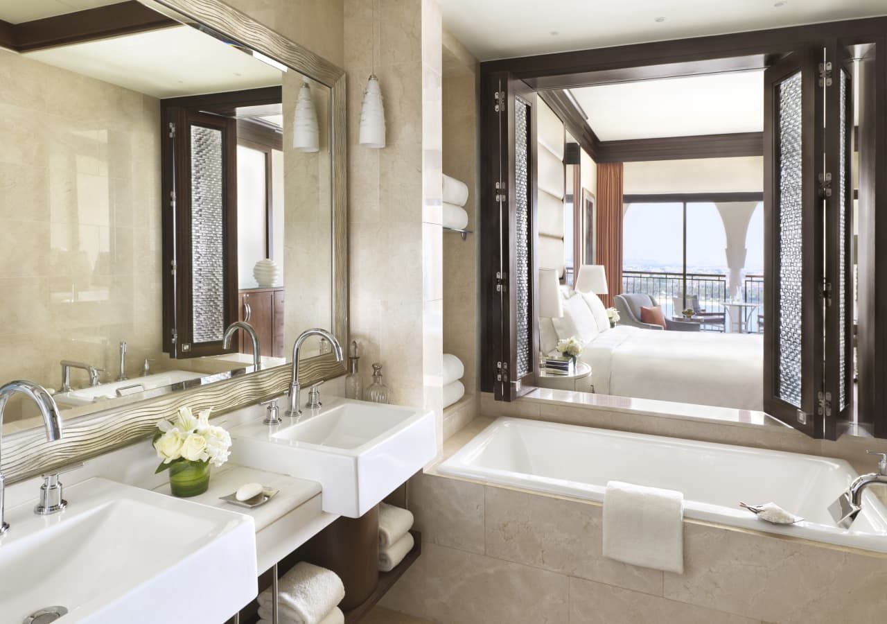 The ritz carlton abu dhabi grand canal bathroom in the deluxe club room 1280