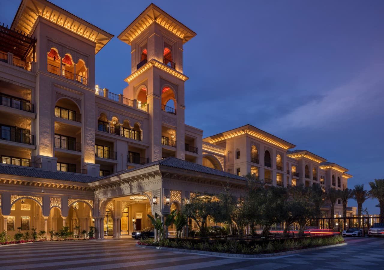 Four seasons dubai jumeirah beach exterior view of the hotel at night 1280