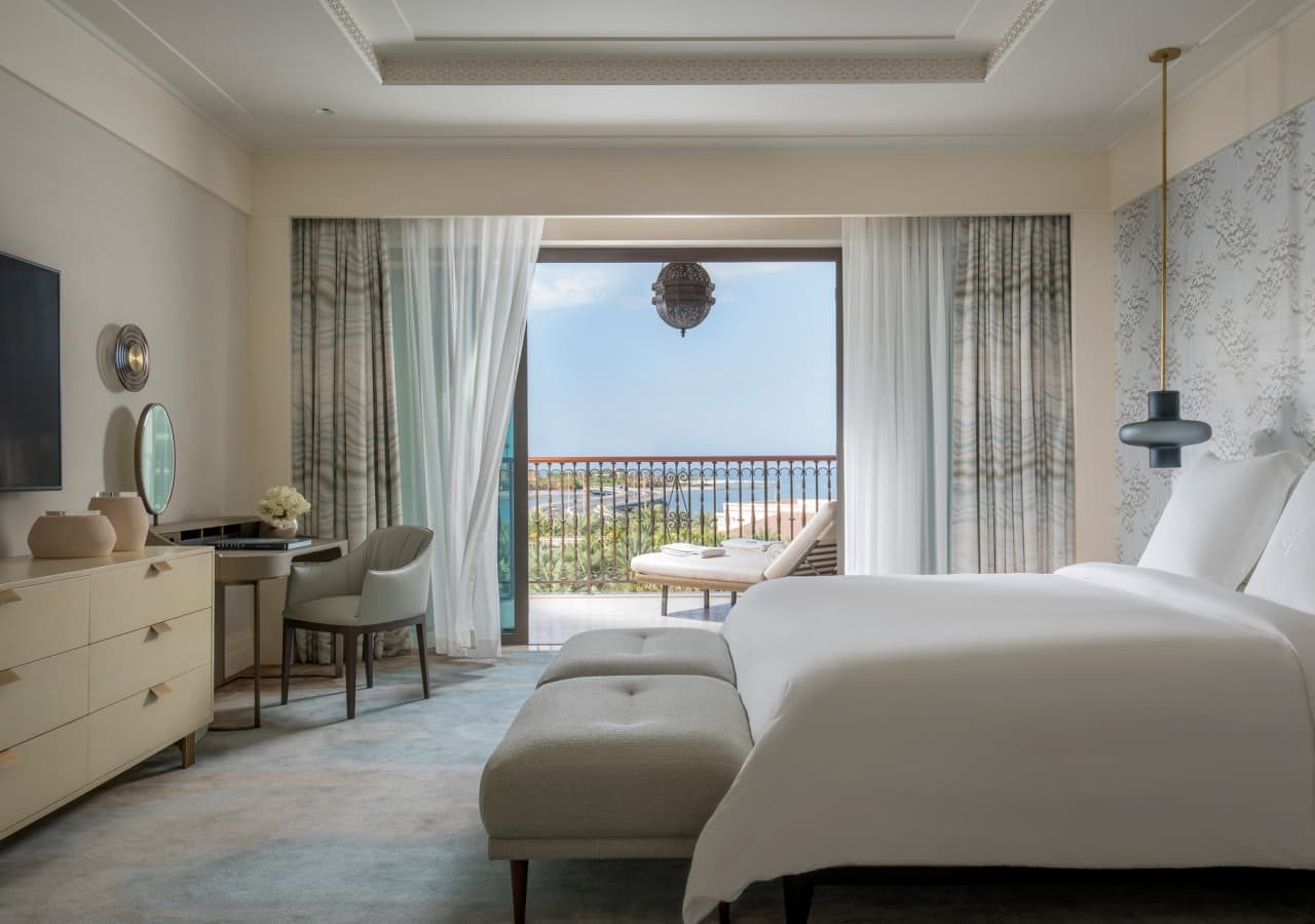 Four seasons dubai jumeirah beach guest bedroom with a balcony 1280