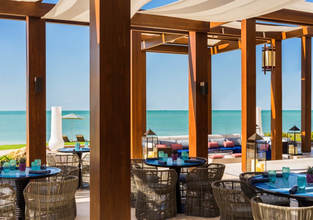 Four seasons dubai jumeirah beach outdoor beach lounge 1280