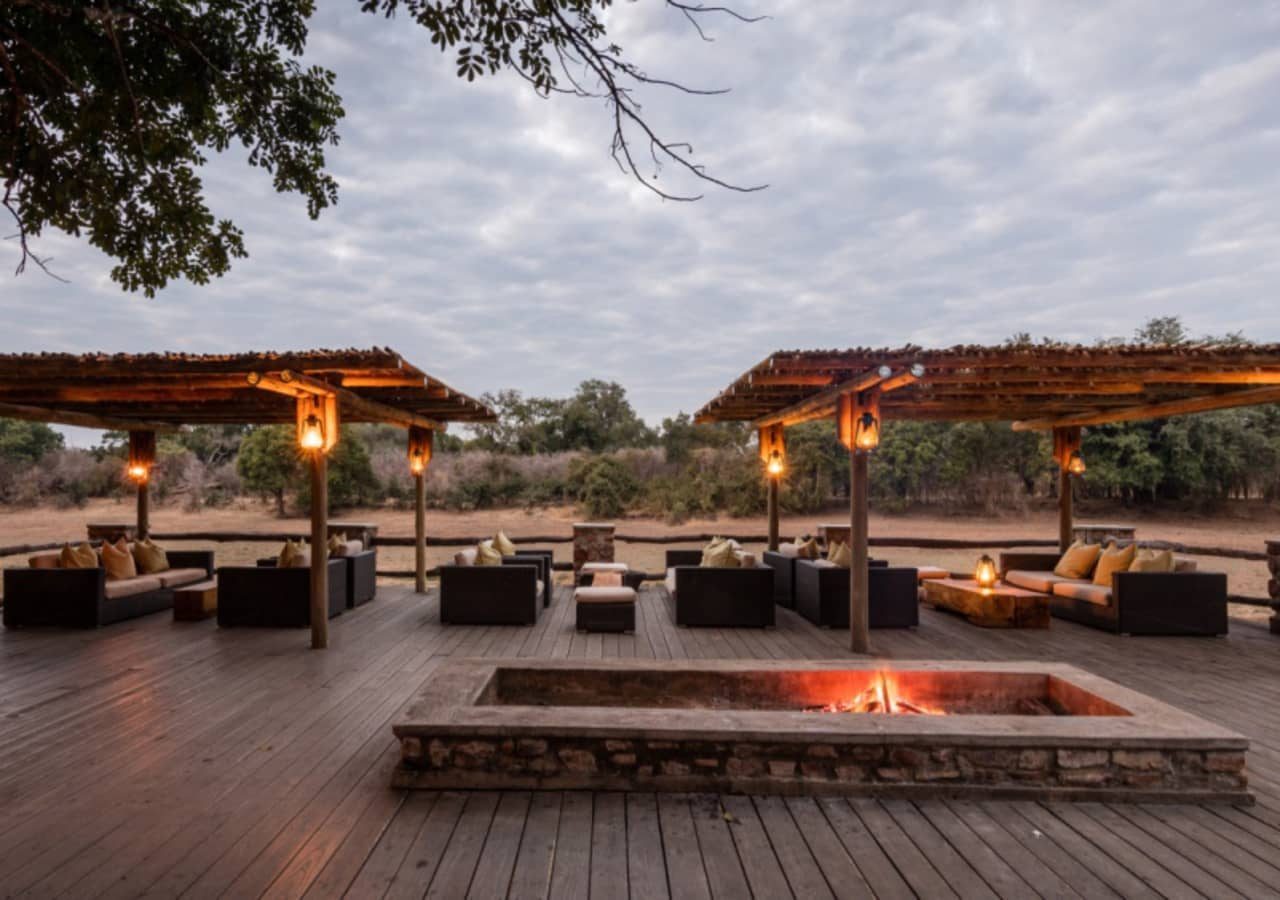 Mfuwe lodge firepit and outdoor lounge 1280