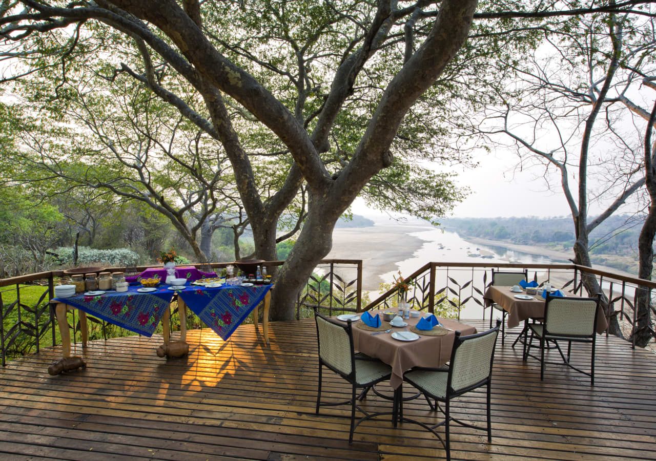 Chilo gorge safari lodge outdoor dining area 1280