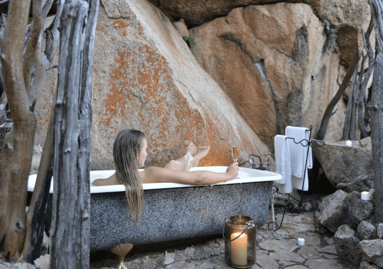 Amalinda lodge outdoor bath tub 1280